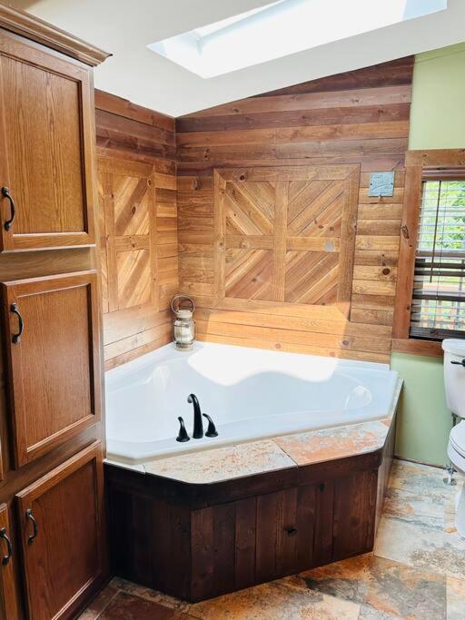 Hocking Hills Cabin-Private Hot Tub, Hiking, Caves Villa Rockbridge Bagian luar foto