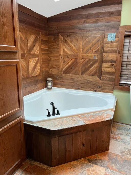 Hocking Hills Cabin-Private Hot Tub, Hiking, Caves Villa Rockbridge Bagian luar foto