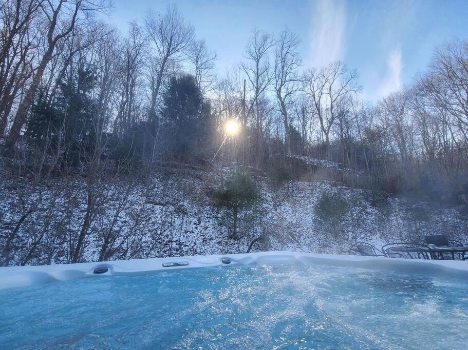 Hocking Hills Cabin-Private Hot Tub, Hiking, Caves Villa Rockbridge Bagian luar foto